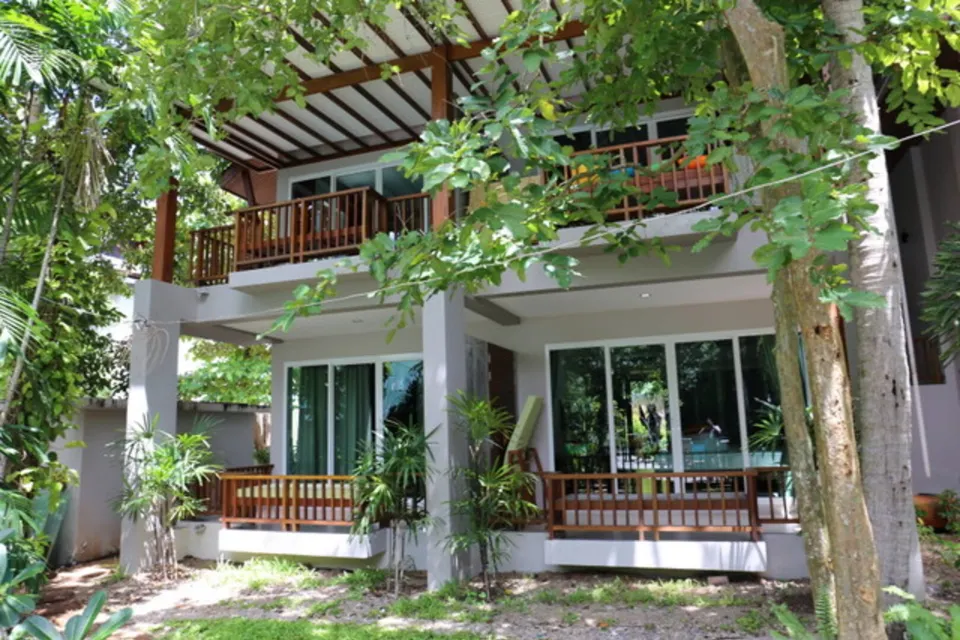 บังกะโลของ Sand Sea Resort ท่ามกลางสวนเขตร้อนริมหาดไร่เลย์