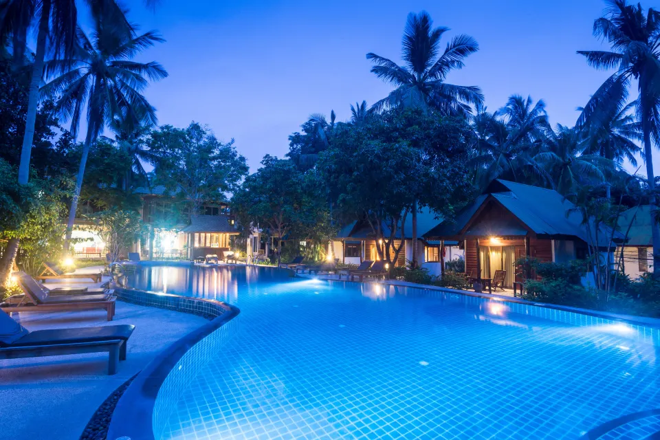 สระว่ายน้ำของ Sand Sea Resort ล้อมรอบด้วยต้นไม้และภูเขาหินปูน