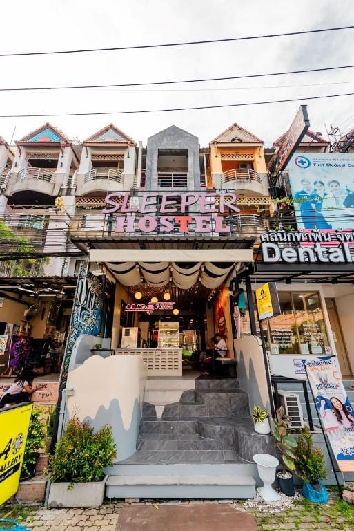 พื้นที่ส่วนกลางของ Sleeper Hostel อ่าวนาง กระบี่ สำหรับนั่งเล่นและพบปะนักเดินทาง