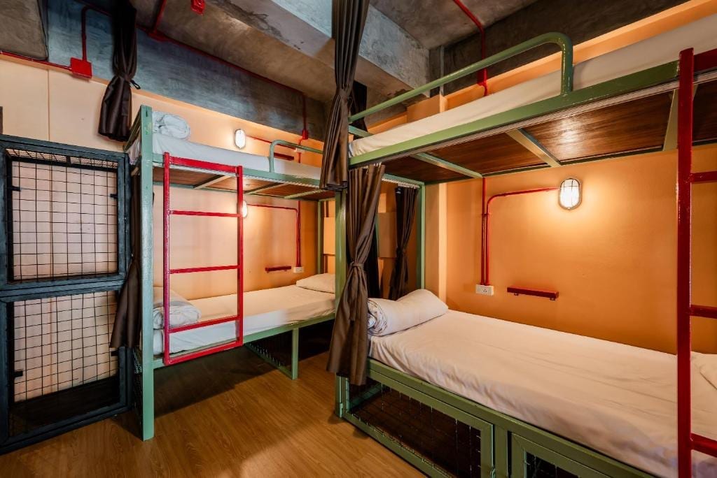 ทำเลกลางย่านอ่าวนางของ Sleeper Hostel รายล้อมด้วยร้านอาหารและร้านค้า