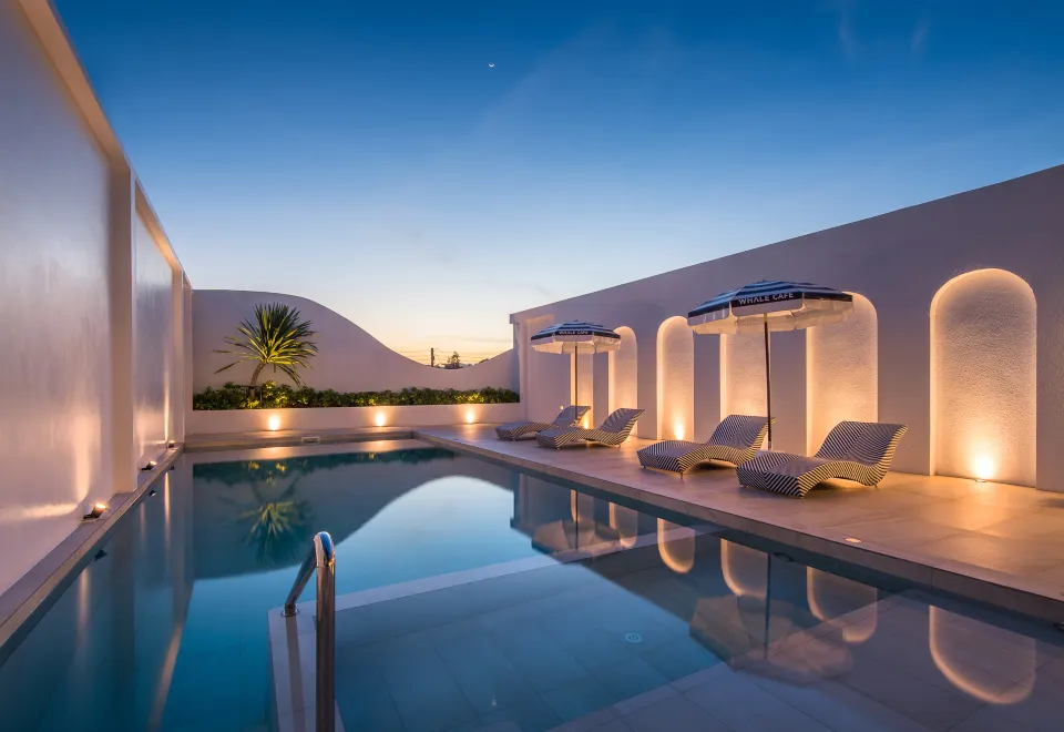 สระว่ายน้ำกลางแจ้งของ Sleep Whale Hotel กระบี่ พร้อมสระเด็กและมุมนั่งเล่นริมสระ