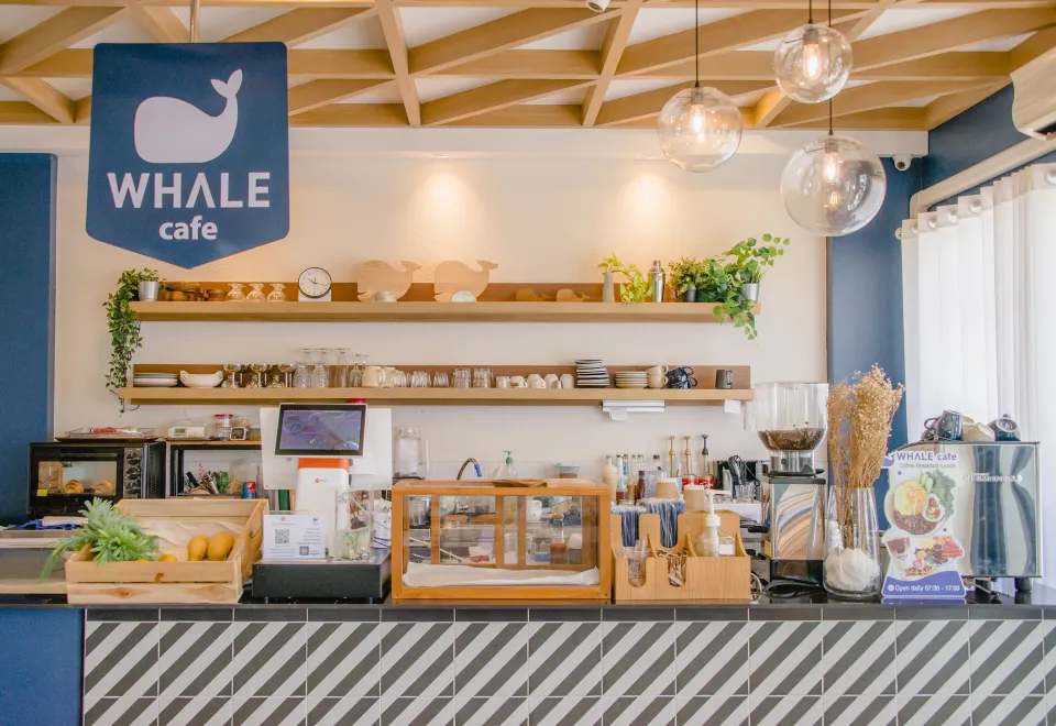 คาเฟ่และมุมนั่งของ Sleep Whale Hotel กระบี่ บรรยากาศสบายๆ สำหรับอาหารเช้าและเครื่องดื่ม