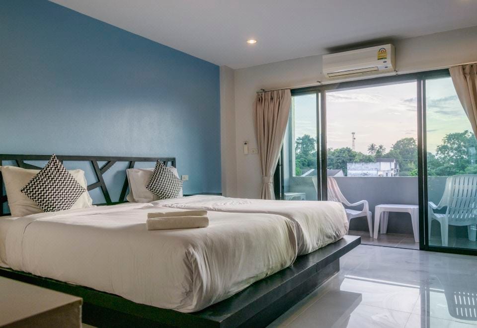 ห้องพักของ Sleep Whale Hotel กระบี่ โทนเรียบสะอาด พร้อมระเบียงและวิวภูเขา