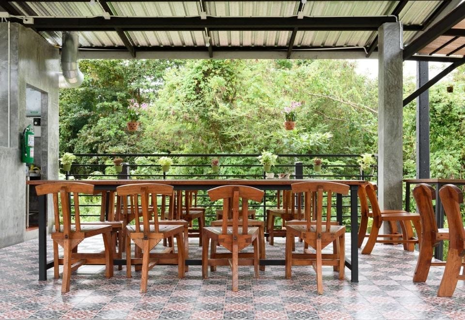 มุมโซนนั่งเล่นส่วนกลางและร้านอาหารของ Srisuksant Urban บรรยากาศเรียบง่ายเงียบสงบใกล้สนามบินกระบี่