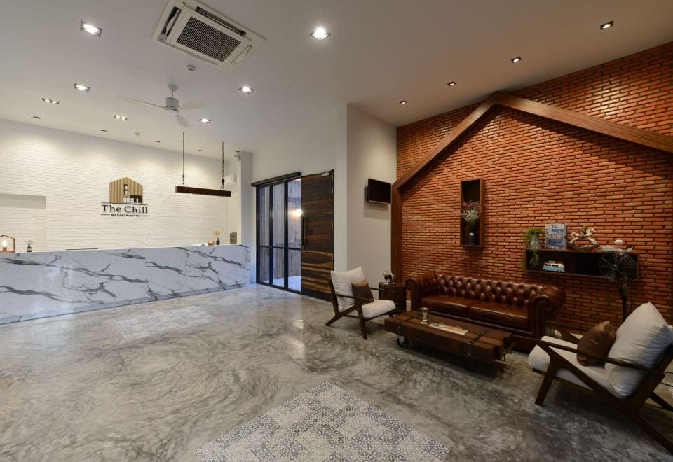 ห้องพักของ The Chill at Krabi Hotel ตกแต่งโทนสบายตา เตียงนุ่ม สะอาด