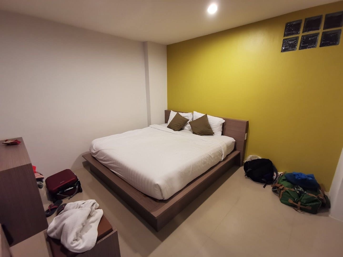 ห้องพักของ The Ri Hotel กระบี่ ตกแต่งเรียบสะอาดทันสมัย พร้อมเตียงและทีวีจอแบน