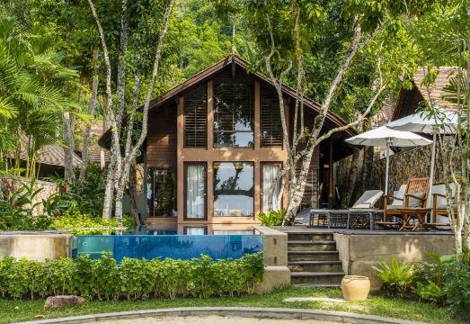 สระว่ายน้ำของ The Tubkaak Krabi มองออกไปเห็นหาดทับแขกและทะเลอันดามัน