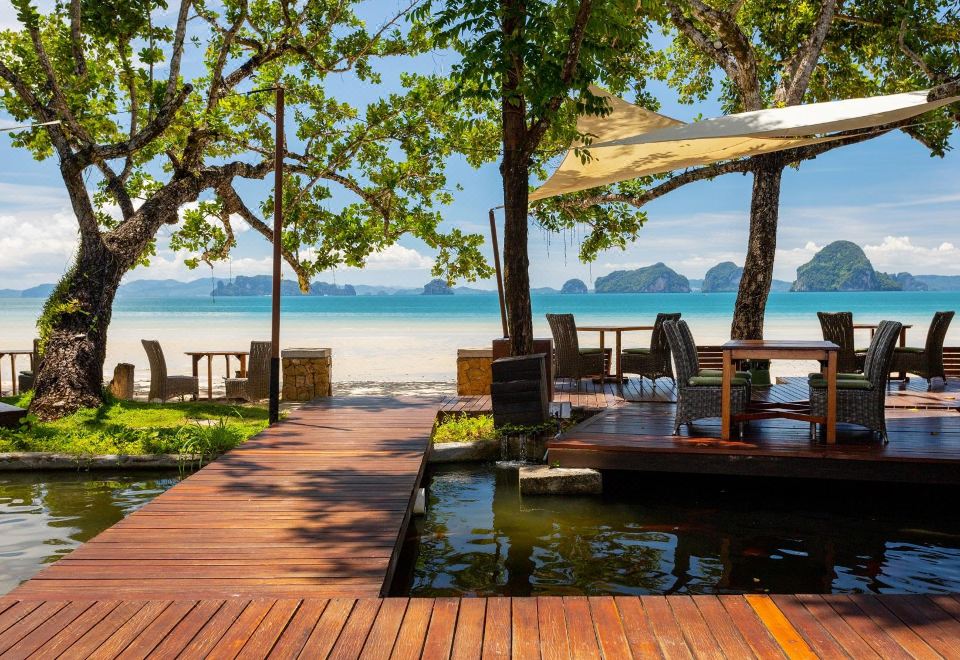 หาดทับแขกหน้ารีสอร์ตยามเย็น มองเห็นหมู่เกาะกลางอ่าว