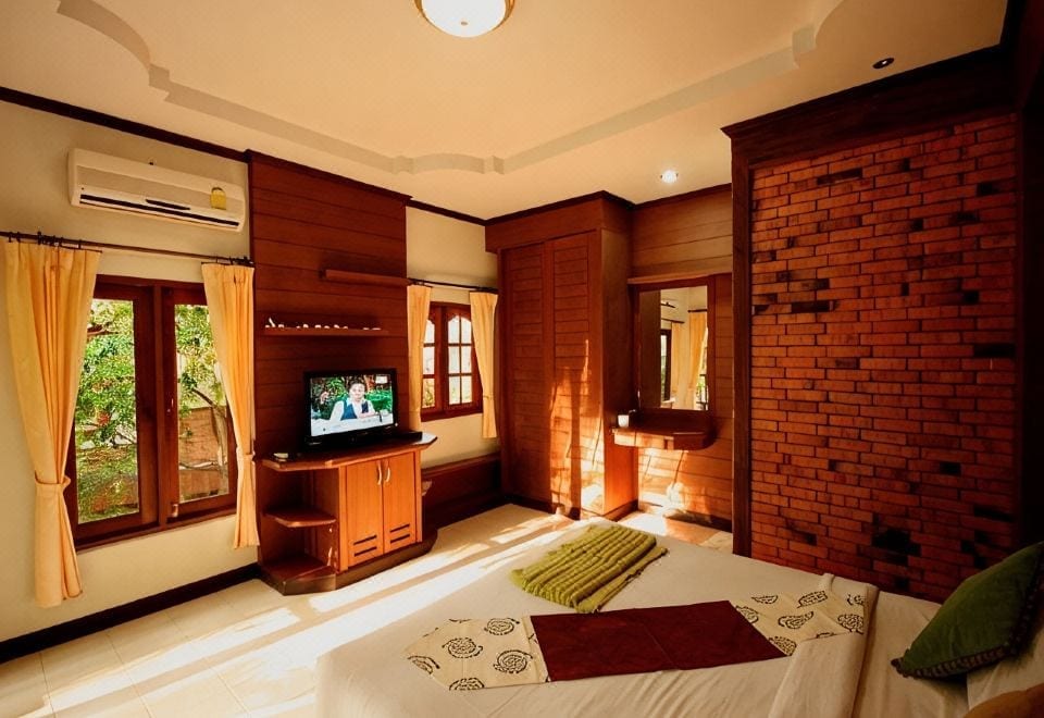 บังกะโลของ Vipa Tropical Resort ตั้งอยู่ท่ามกลางสวนเขตร้อนเขียวร่มรื่น มีฉากหลังเป็นเขาหินปูน