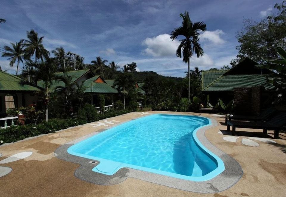 บรรยากาศสวนและทางเดินภายใน Vipa Tropical Resort กระบี่ ร่มรื่นเป็นธรรมชาติ
