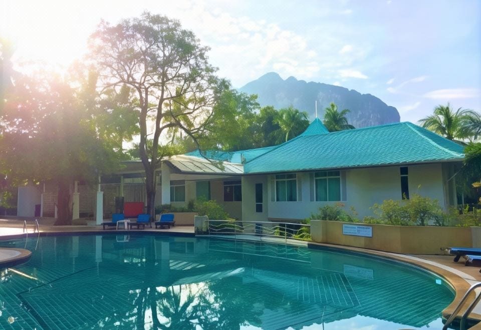 สระว่ายน้ำที่แขก Wake Up Aonang Hotel ใช้ร่วมกับ Krabi Tipa Resort ที่อยู่ติดกัน
