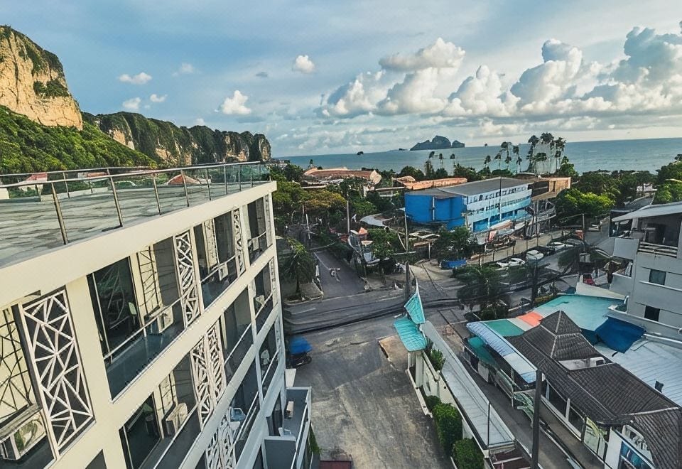 ห้องพักของ Wake Up Aonang Hotel ตกแต่งโทนสบายตาพร้อมระเบียงส่วนตัว