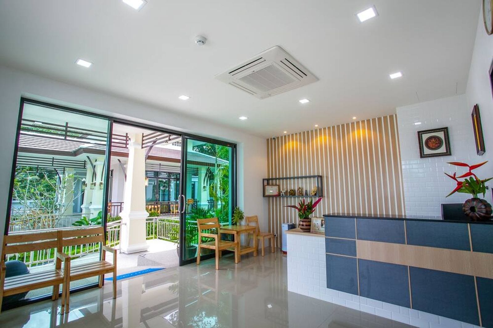 ล็อบบี้และเคาน์เตอร์ต้อนรับของ Wanarom Residence Hotel กระบี่ ตกแต่งเรียบโมเดิร์น มองออกไปเห็นสวนและเทอเรซ