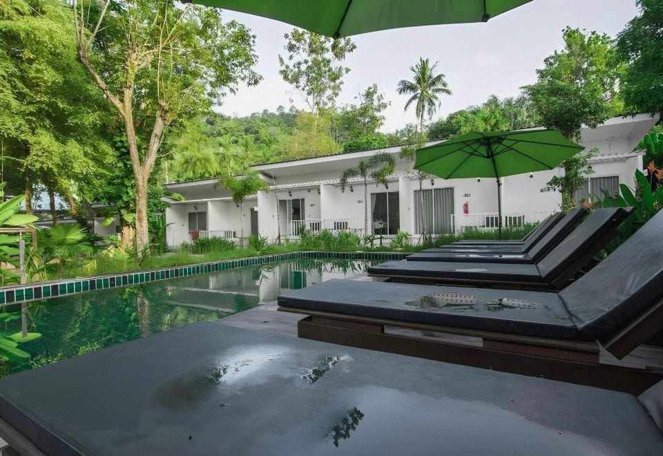 บรรยากาศพื้นที่ส่วนกลางและสวนของ Whalecome Aonang Resort ตกแต่งธีมวาฬ