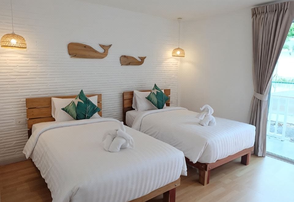 ห้องพักของ Whalecome Aonang Resort พร้อมระเบียงส่วนตัวและเตียงที่คนพักชมว่านอนสบาย