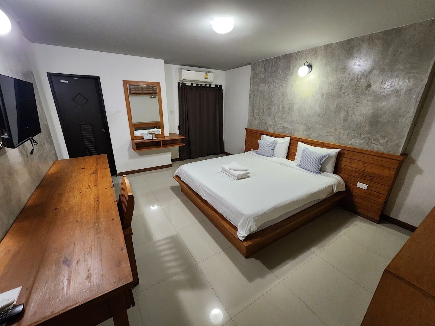 ห้องพัก Deluxe กว้างมีระเบียงของ At Home Boutique ในตัวเมืองลำปาง