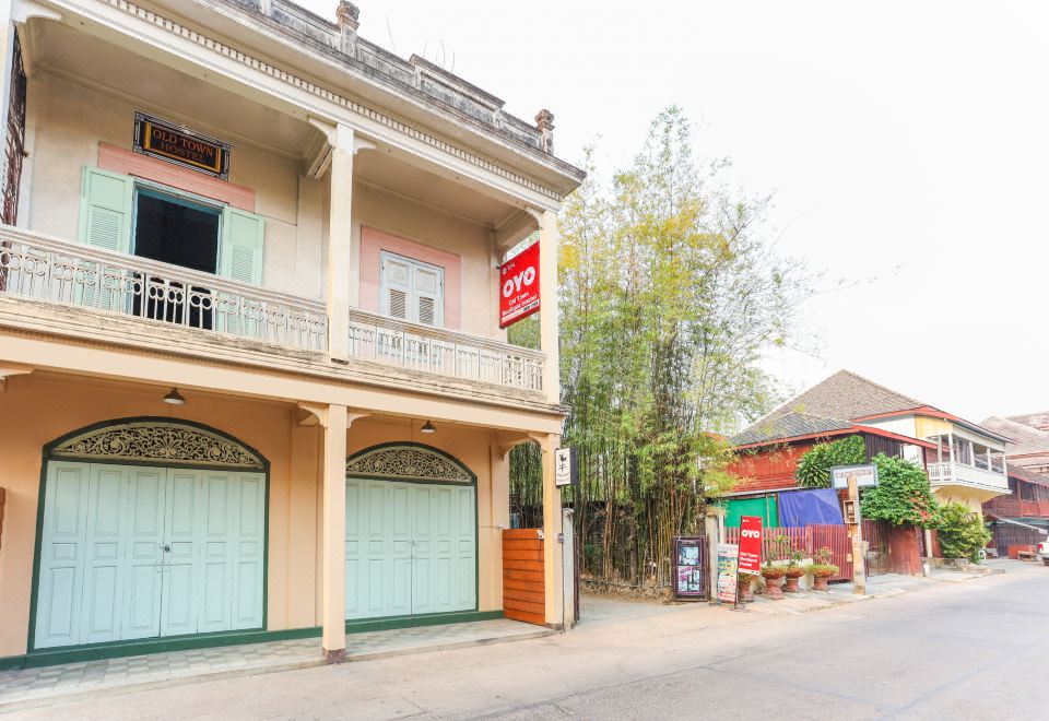 ห้องพักของ Old Town Boutique Hostel ในตึกไม้เก่า เพดานสูง โทนอบอุ่น สะอาดเรียบ
