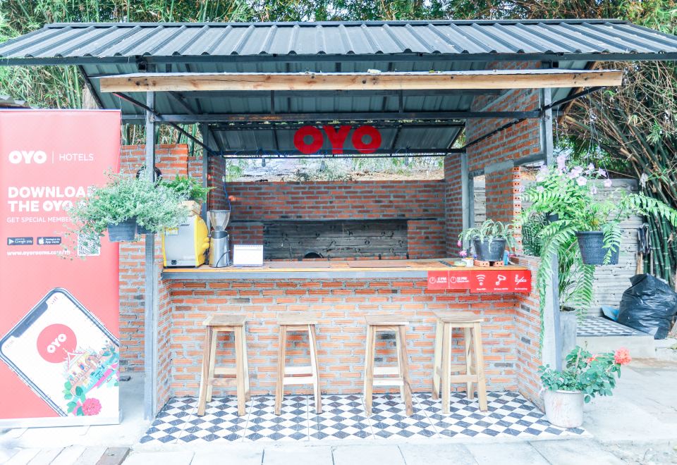 คอร์ตยาร์ดต้นไม้และมุมนั่งเล่นของ Old Town Boutique Hostel ย่านเมืองเก่าลำปาง
