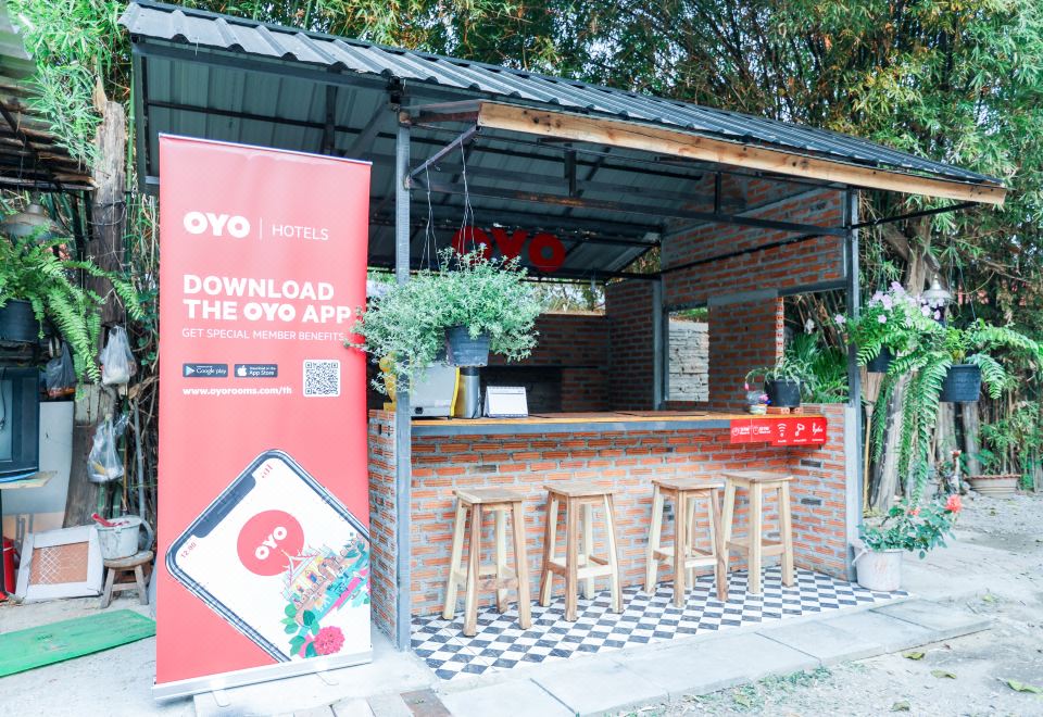 บรรยากาศตึกไม้เก่าและมุมกาแฟของ Old Town Boutique Hostel ติดกาดกองต้า ลำปาง