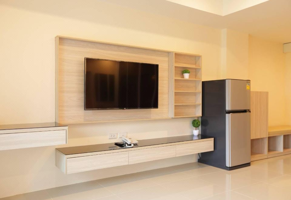 ห้องพักกว้างสะอาดของ Lampang Residence ลำปาง เตียงใหญ่ โทนเรียบ