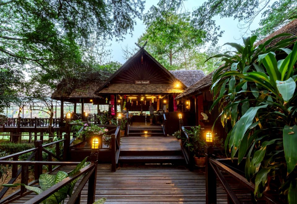 ร้านอาหารริมน้ำของ Lampang River Lodge ตกแต่งโทนไม้แบบล้านนา