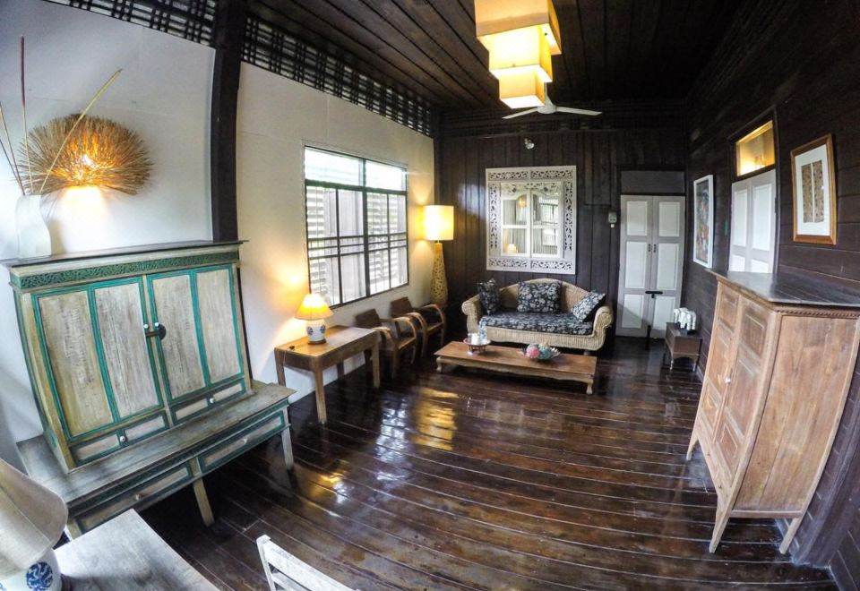 ห้องพักตกแต่งด้วยไม้เก่าและงานศิลป์ไทยของ The Riverside Guest House เมืองเก่าลำปาง