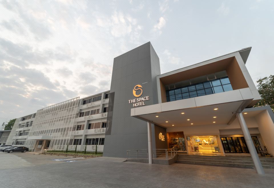 มุมห้องพักและพื้นที่นั่งเล่นของ The Space Hotel Lampang สไตล์โมเดิร์น