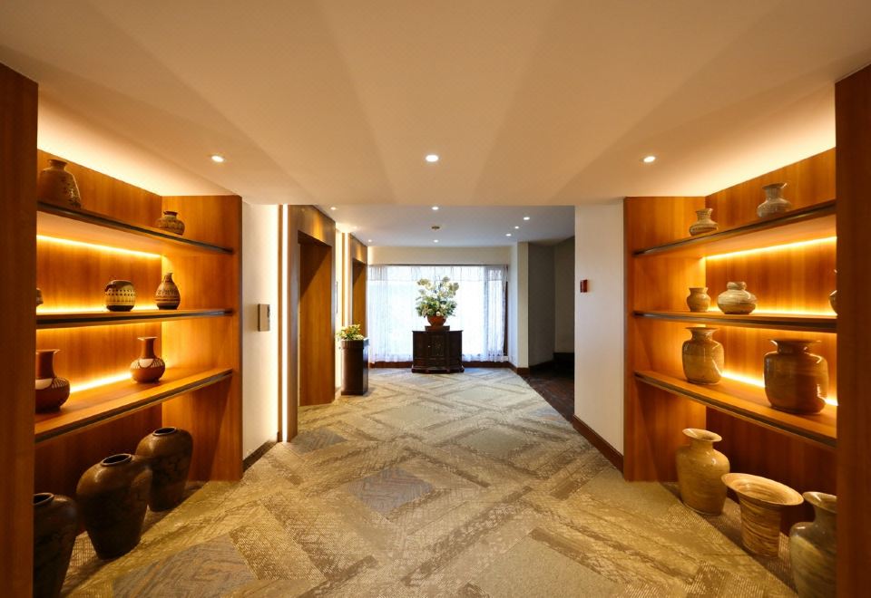ห้องพักของ Wienglakor Hotel ลำปาง ปูพื้นและตกแต่งด้วยไม้สักอบอุ่น