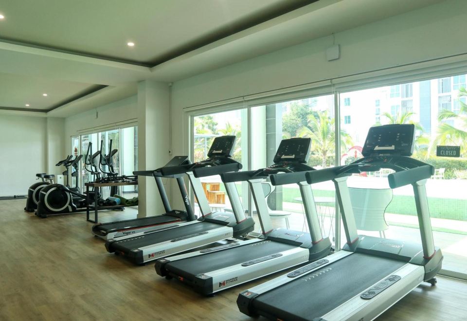 สระว่ายน้ำกลางแจ้งขนาดใหญ่ของ GRAND PA Hotel & Resort ลำพูน พร้อม Pool Bar