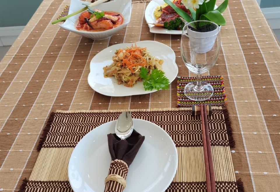 มุมร้านอาหารและคาเฟ่เวียงยองที่เสิร์ฟอาหารเช้าบุฟเฟ่ต์ของ GRAND PA ลำพูน