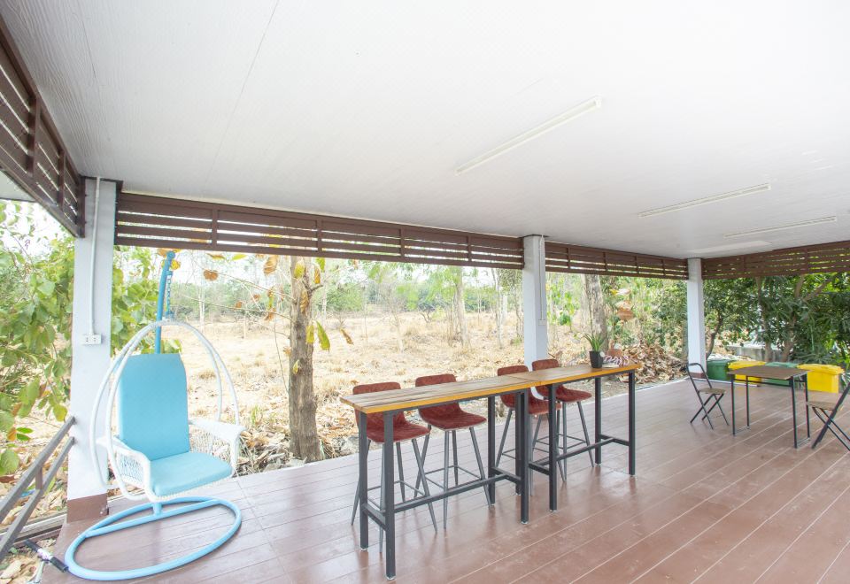ห้องพักแอร์โทนสะอาดของ Loft House Homestay บ้านโฮ่ง ลำพูน