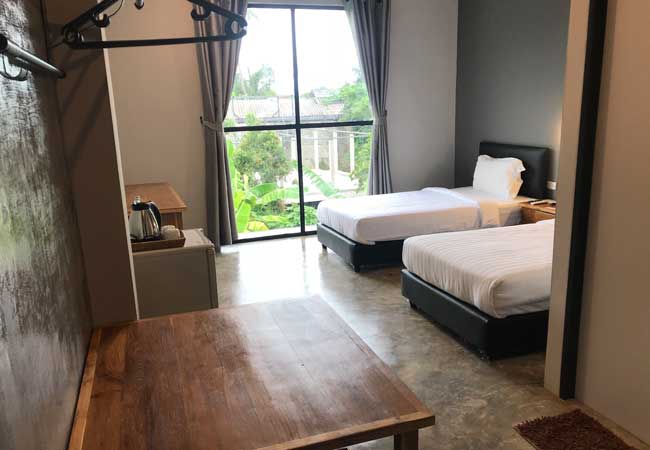 ห้องพักสไตล์ลอฟต์ของ Nornlamphun Boutique Hotel พื้นปาร์เก้ เตียงใหญ่ ตกแต่งเรียบ