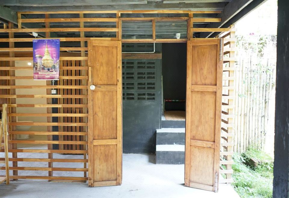 คาเฟ่กาแฟชั้นล่างของ Pickbaan Hostel บรรยากาศย้อนยุคในบ้านไม้สัก