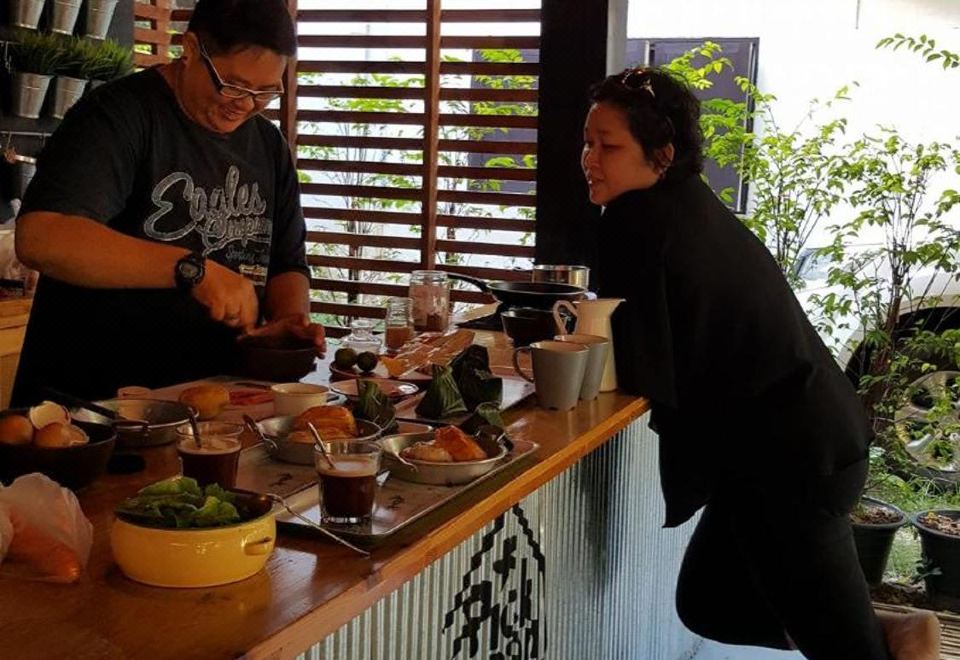 ห้องพักโทนไม้อบอุ่นในเรือนไม้เก่าของ Pickbaan Hostel