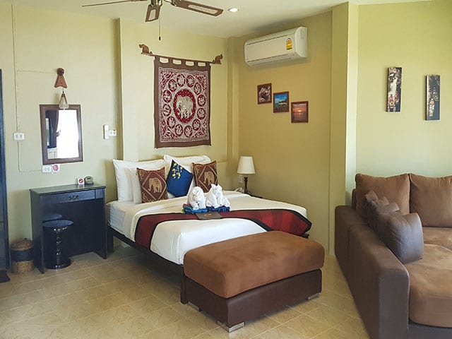 บังกะโลแอร์ในสวนเขตร้อนของ Lanta Castaway Beach Resort ห่างหาดไม่กี่ก้าว