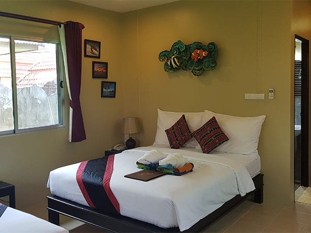 บาร์และร้านอาหารริมหาดของ Lanta Castaway Beach Resort เกาะลันตา