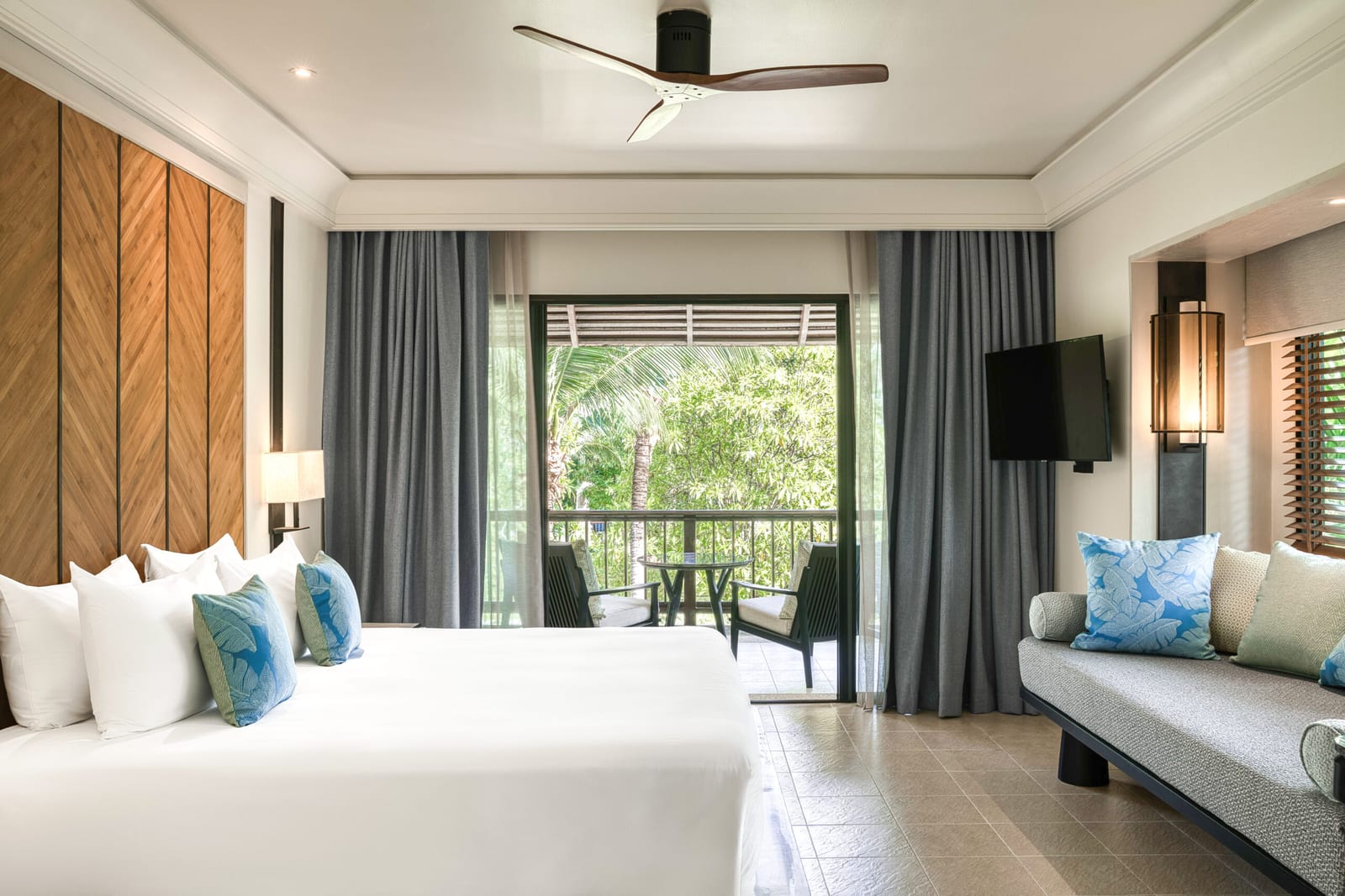 สระว่ายน้ำวิวทะเลของ Layana Resort & Spa ติดหาดลองบีช เกาะลันตา
