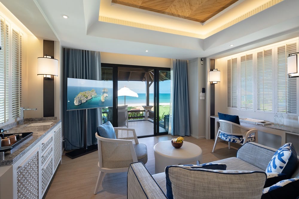 ห้องพักและวิลล่าของ Layana Resort กระจายในสวนเขตร้อนใกล้ชายหาด