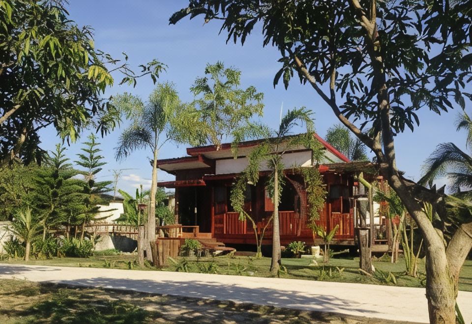 ห้องพักของ Baan Suan La Moon ตกแต่งโทนไม้อบอุ่น มีแอร์และตู้เย็น
