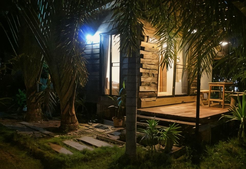 สวนผลไม้ร่มรื่นและมุมนั่งเล่นของบ้านสวนละมุนในเชียงคาน