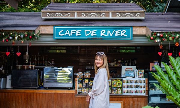 ร้านอาหารริมน้ำ Cafe de River และระเบียงมองเห็นแม่น้ำโขงยามเย็น