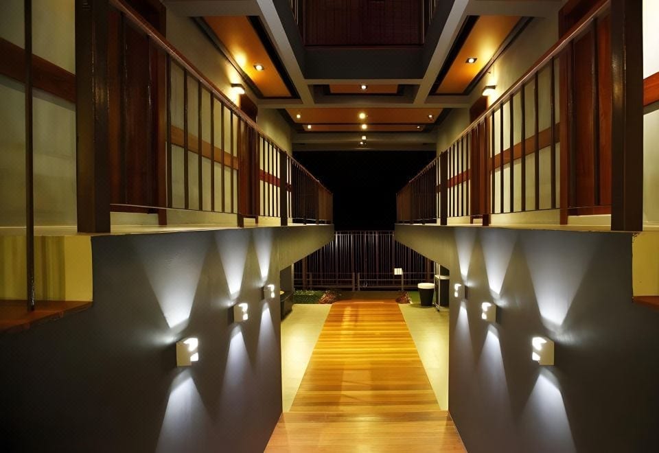 ห้องพักโทนเทา-ขาวสไตล์โมเดิร์นของ Chic Chiangkhan Hotel พร้อมเฟอร์นิเจอร์ร่วมสมัย