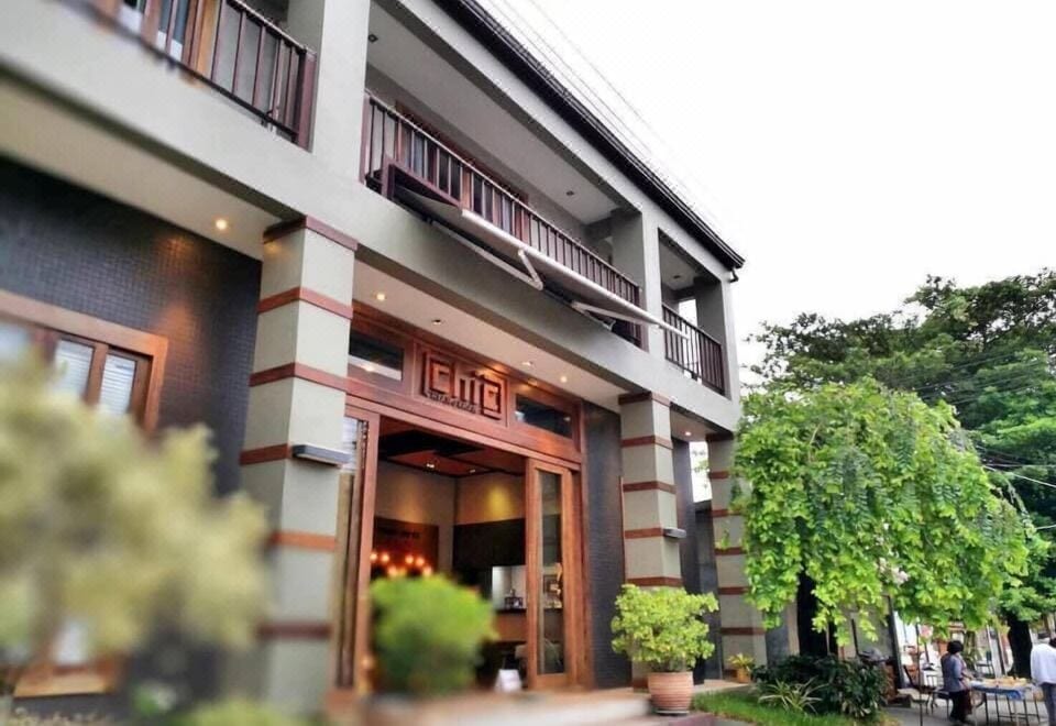 ดาดฟ้าและพื้นที่ส่วนกลางริมแม่น้ำโขงของ Chic Chiangkhan Hotel มองวิวฝั่งลาว