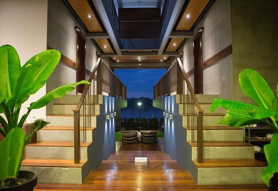ด้านหน้าตึกปูนเปลือยผสมไม้ของ Chic Chiangkhan Hotel บนถนนคนเดินเชียงคาน