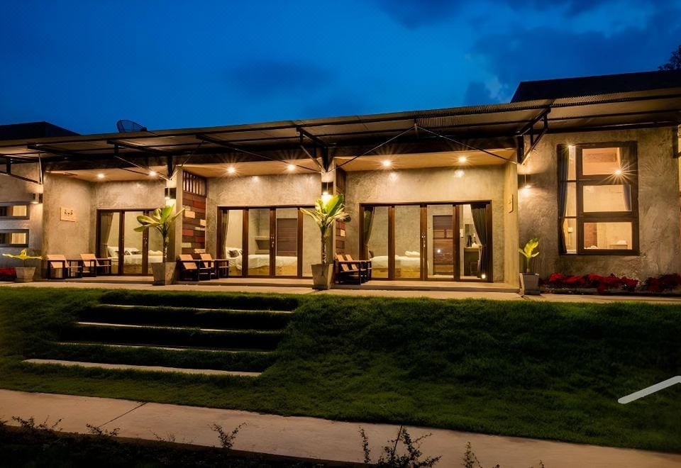 อาคารสไตล์ลอฟต์ปูนเปลือยผสมไม้ของ Friends House บ้านเพื่อน เชียงคาน