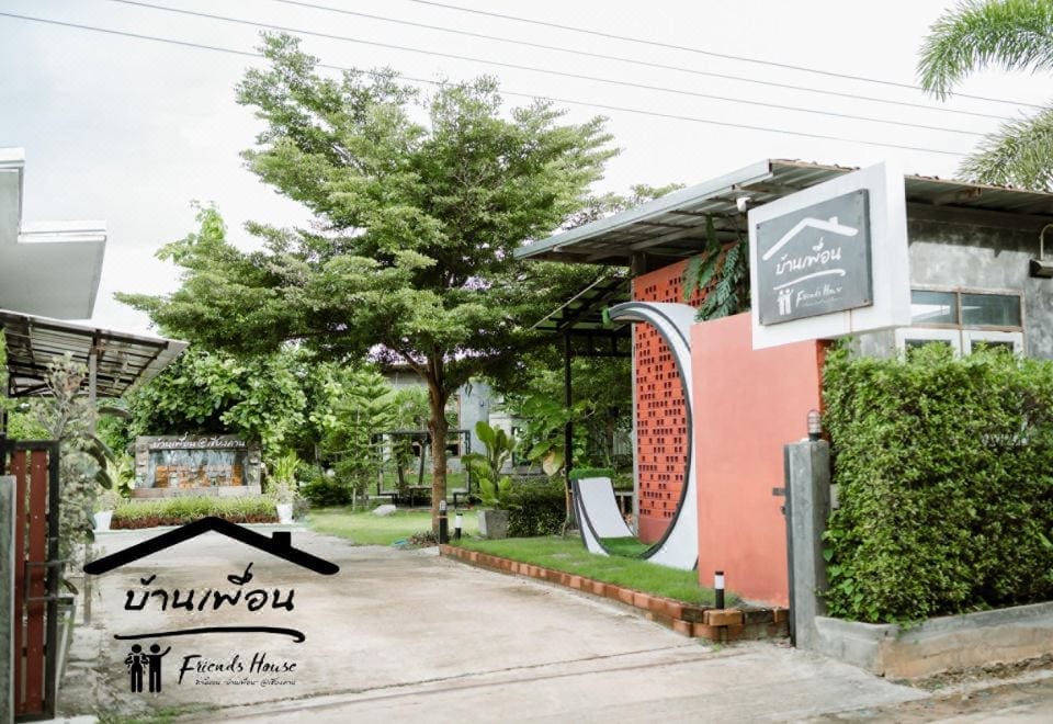 สระว่ายน้ำกลางแจ้งระบบน้ำเกลือและคอร์ตยาร์ดของ Friends House เชียงคาน