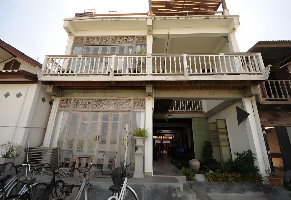 คาเฟ่และมุมทานอาหารเช้าชั้นล่างของ Muiphang Guesthouse ตกแต่งด้วยของเก่า ตู้ไม้วินเทจ และเก้าอี้สตูล