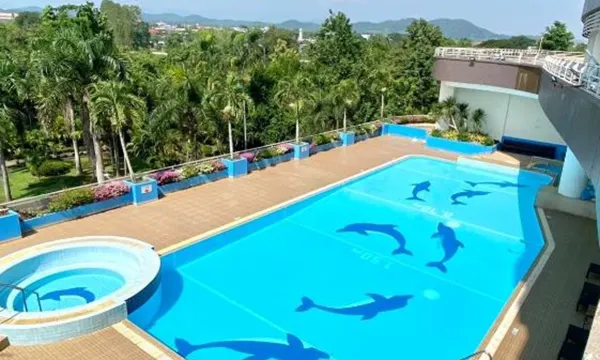 สระว่ายน้ำกลางแจ้งของ Loei Palace Hotel ล้อมด้วยสวนเขียว