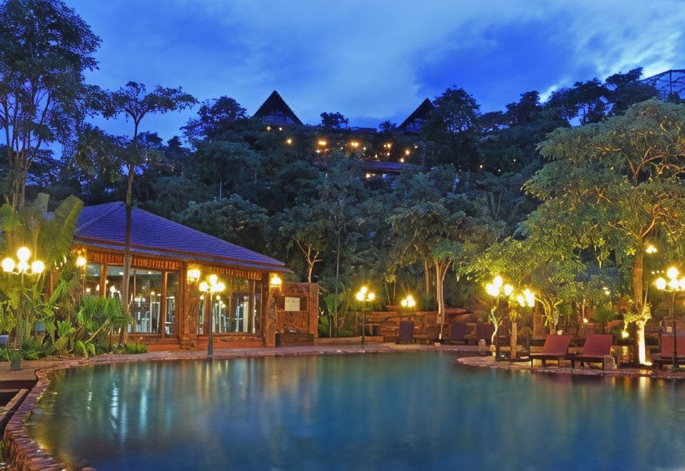 สระว่ายน้ำกลางแจ้งของ Phu Pha Nam Resort มองเห็นแนวภูเขาด่านซ้าย