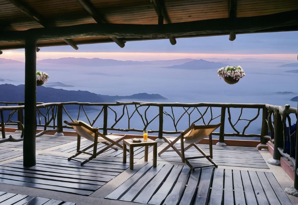 พื้นที่สวนและอาคารไม้สักของ Phu Pha Nam Resort กลางหุบเขาเลย